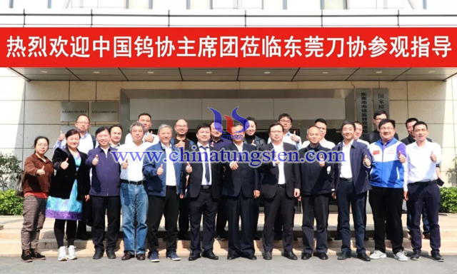 與會(huì)代表到東莞市數(shù)控刀具行業(yè)協(xié)會(huì)座談交流，并參觀國(guó)家模具產(chǎn)品質(zhì)量監(jiān)督檢驗(yàn)中心