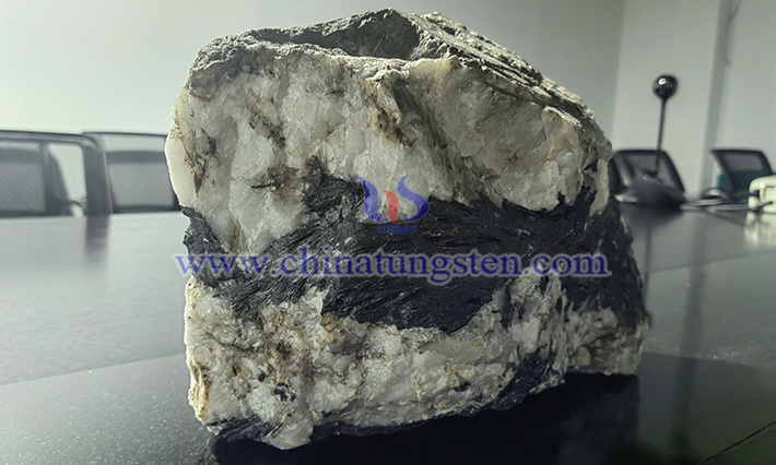 中鎢智造黑鎢礦圖片